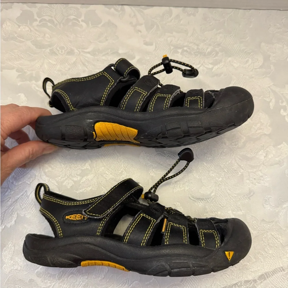 Keen Newport‎ H2 Kids Size 3 Black Yellow Waterproof Sandal Hiking Shoe